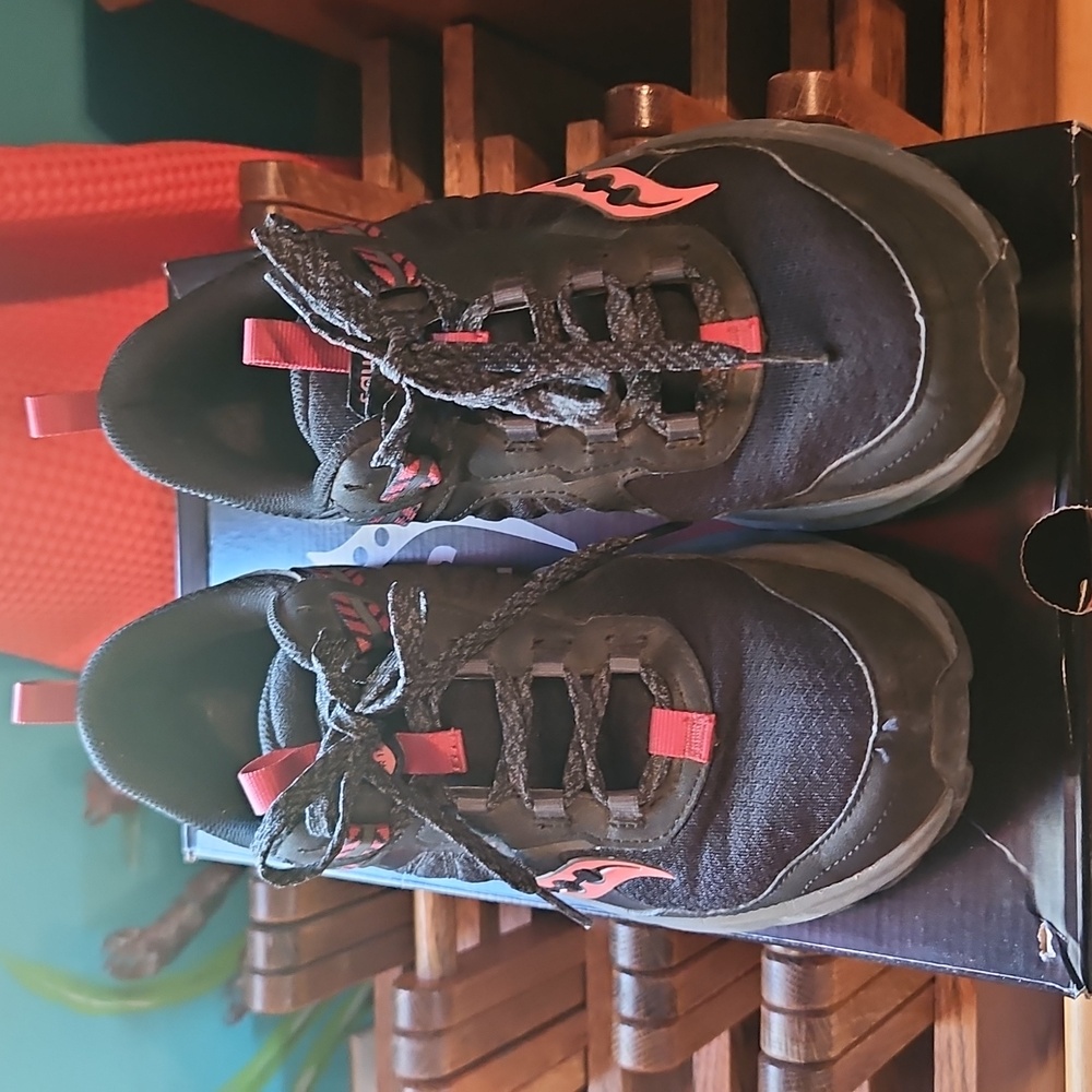 Saucony Women's Black and Red Athletic Shoes